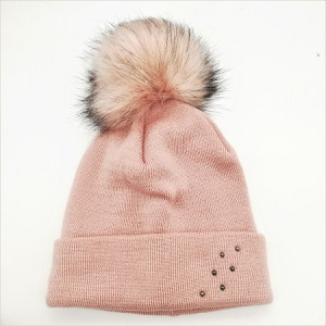 Дамска зимна шапка в розово с помпон