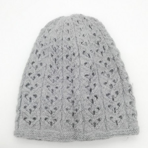 Топла плетена дамска шапка в сиво
