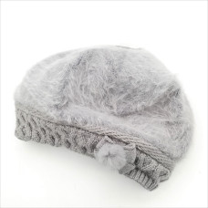 Топла зимна дамска шапка в сиво