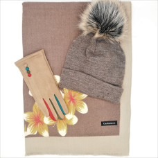 Стилен и красив дамски комплект шапка, шал и ръкавици в бежово с цвете
