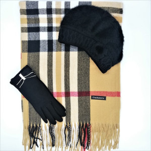 Красив дамски зимен комплект BURBERRY шапка, шал и ръкавици в бежово и черно