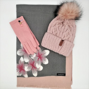 Топъл дамски зимен комплект в розово и сиво с цветя шапка, шал и ръкавици