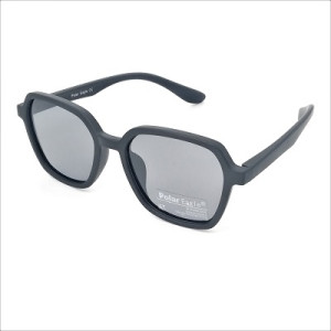 Детски слънчеви очила модерни , черни с висока защита полароид